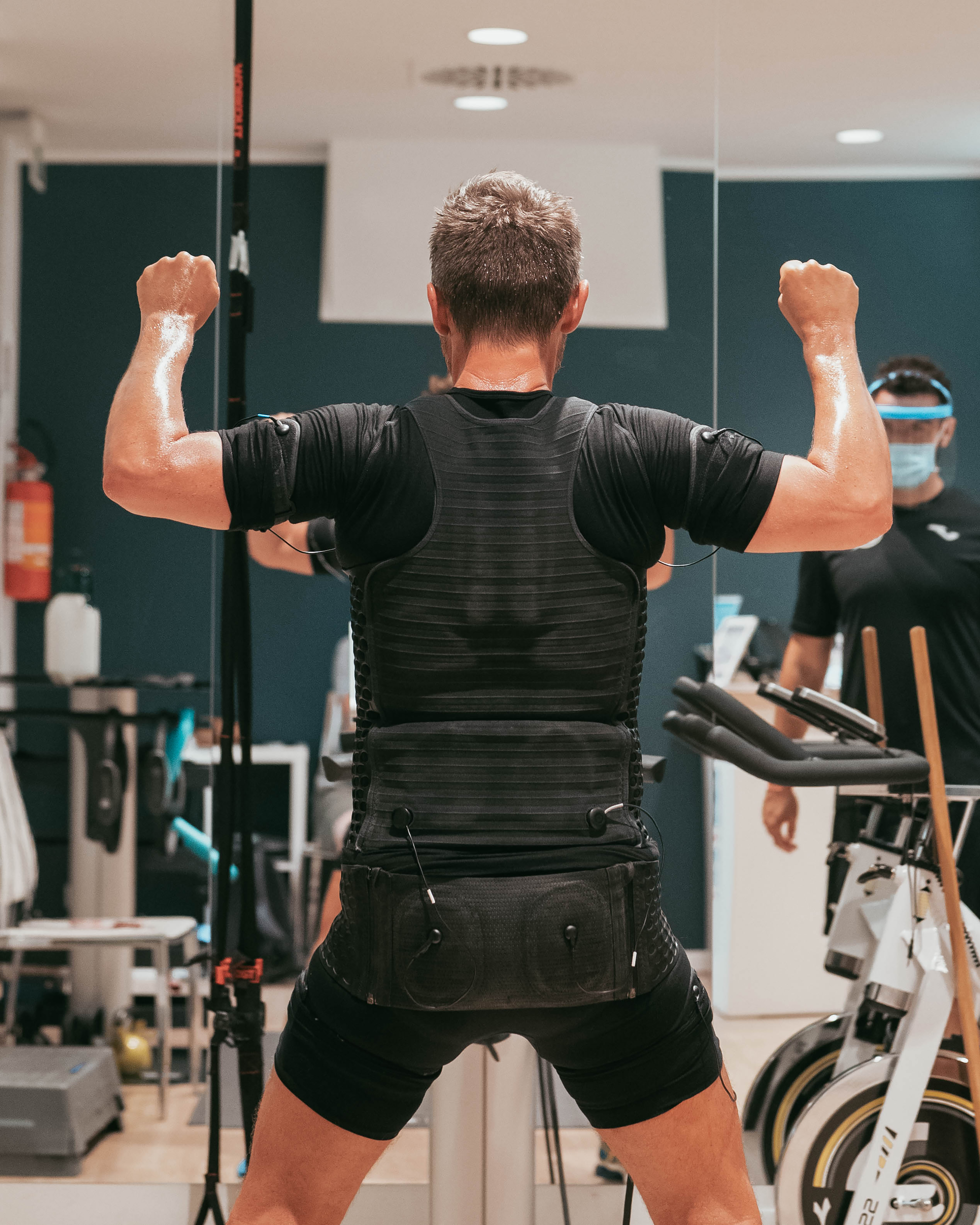 persona che si allena con EMS