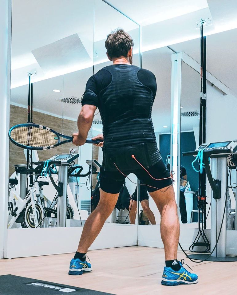 tennista si allena con EMS