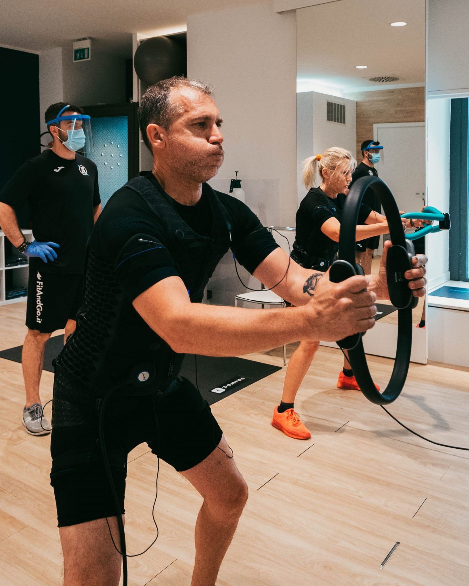 persone che si allenano con tecnologia ems